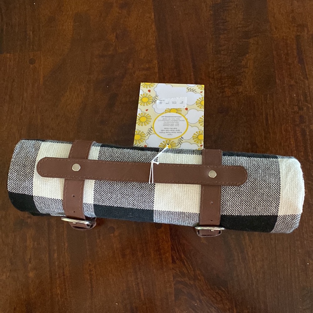 NWT: Outdoor Blanket - Picture 2 of 4
